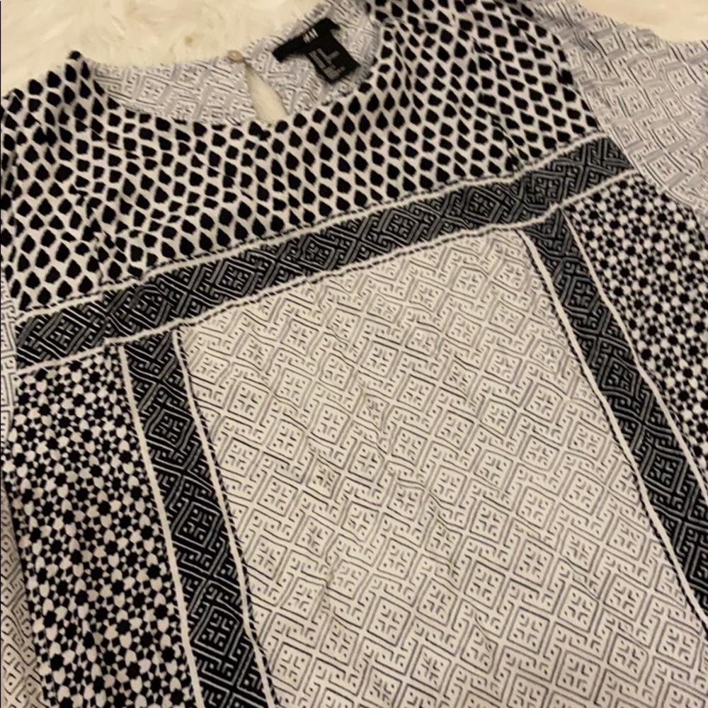 ✨H&M | Blouse✨ - Picture 3 of 5